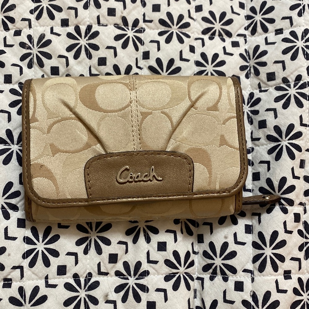 Coach cream and tan signature wallet, good clean condition.